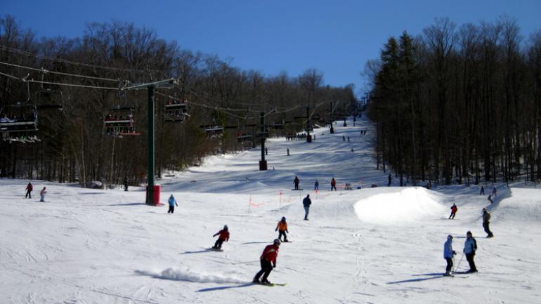 在新罕布什尔州的山地享受滑雪和单板滑雪的乐趣
