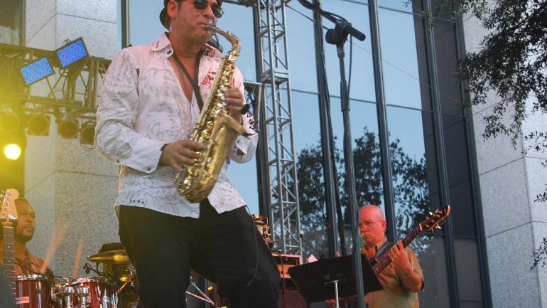 在圣安东尼奥，音乐爱好者可以找到许多免费活动，例如特拉维斯公园的 Jazz'sALIVE 音乐节