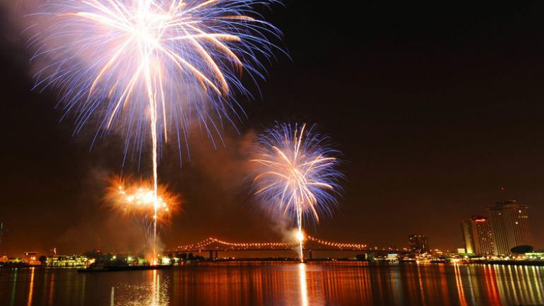 新奥尔良密西西比河上方的璀璨烟花 新奥尔良密西西比河上方的璀璨烟花