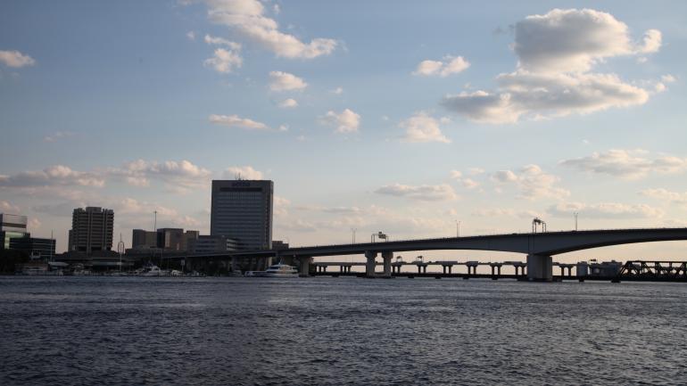 乘坐水上出租车，从圣约翰河欣赏杰克逊维尔市中心的热闹景象