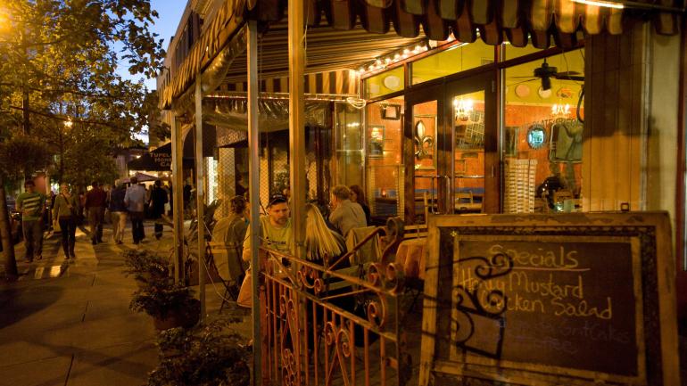 在 Tupelo Honey Café 咖啡馆品尝可口晚餐 在 Tupelo Honey Café 咖啡馆品尝可口晚餐