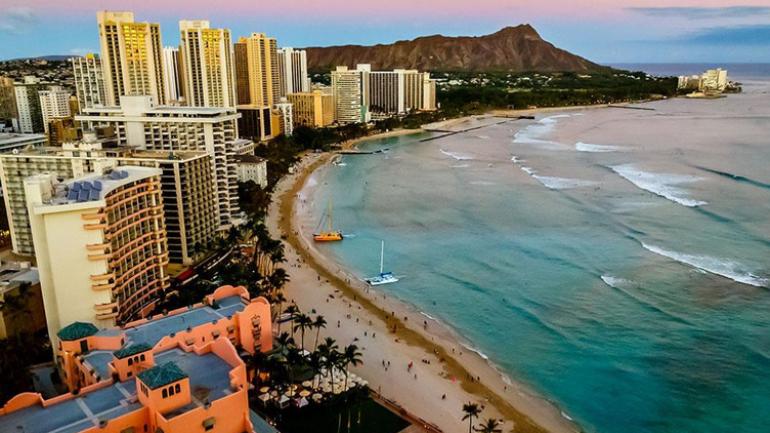 向钻石山延伸的威基基海滩海岸线 向钻石山延伸的威基基海滩海岸线