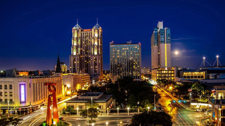 明亮的月光照耀着圣安东尼奥的天际线 明亮的月光照耀着圣安东尼奥的天际线