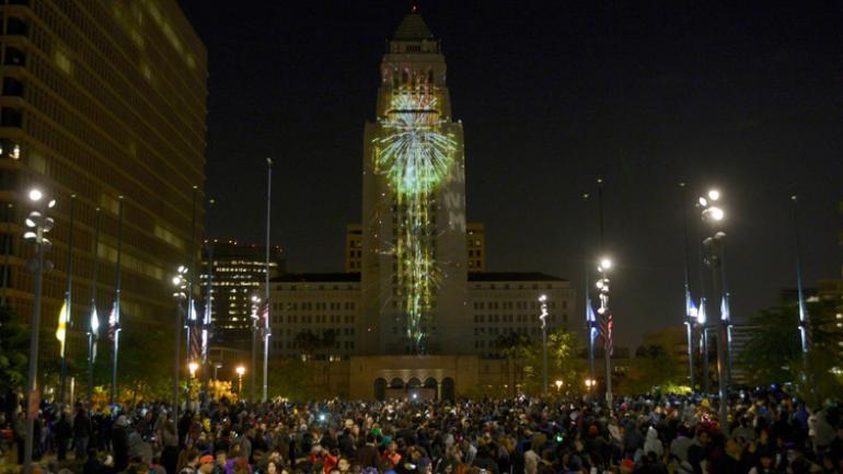 从洛杉矶格兰特公园的一幢大楼燃放的烟花 从洛杉矶格兰特公园的一幢大楼燃放的烟花