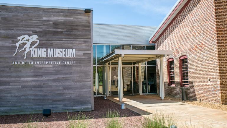 密西西比州印第安诺拉的 B.B.King 博物馆的入口 密西西比州印第安诺拉的 B.B.King 博物馆的入口