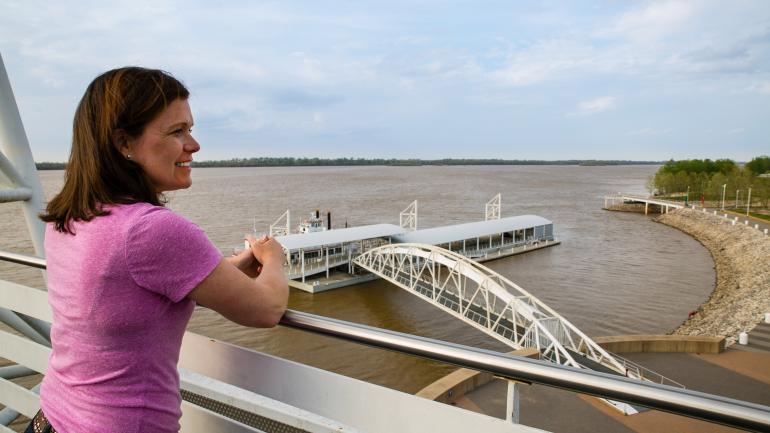 在密西西比州图尼卡河公园和博物馆远眺河流美景 在密西西比州图尼卡河公园和博物馆远眺河流美景