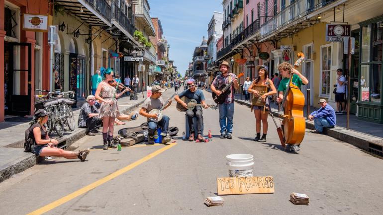 在路易斯安那州新奥尔良市法国区演奏蓝草音乐的街头艺人