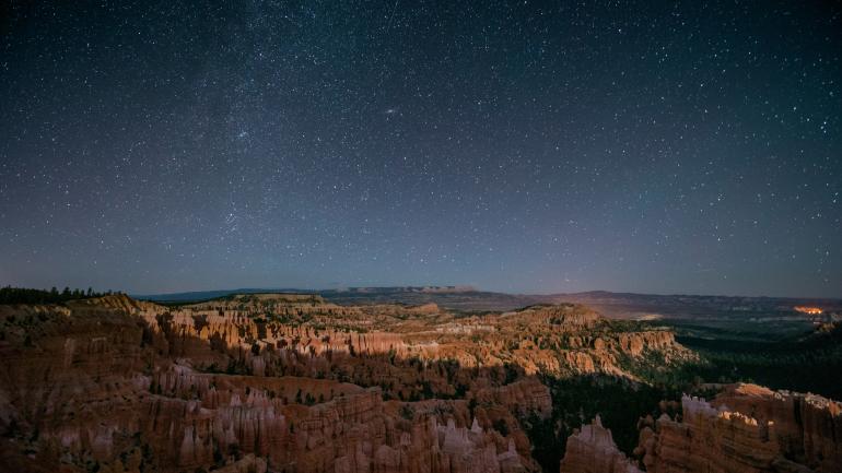 布莱斯峡谷上空 7,500 多颗星星中的一部分