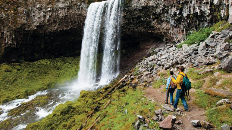 在俄勒冈州的马特诺玛瀑布附近徒步旅行 在俄勒冈州的马特诺玛瀑布附近徒步旅行