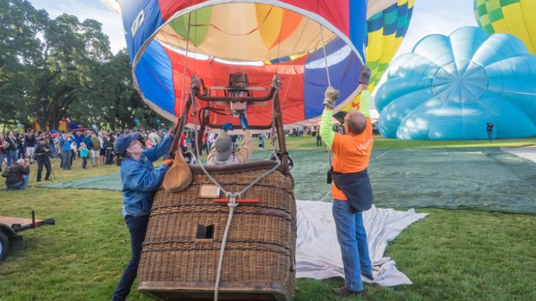 搭乘热气球准备起飞