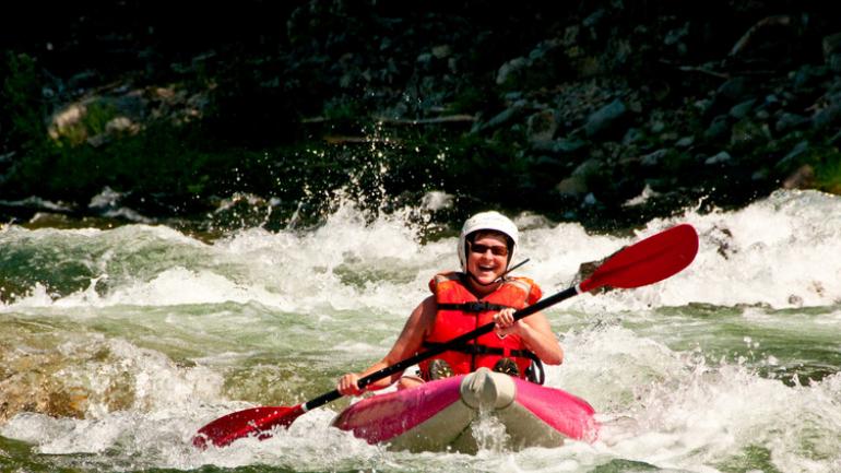 在爱达荷州鲑鱼河中福克支流划独木舟 在爱达荷州鲑鱼河中福克支流划独木舟