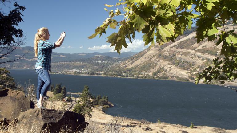 俄勒冈州胡德山附近的观光远足步道 俄勒冈州胡德山附近的观光远足步道