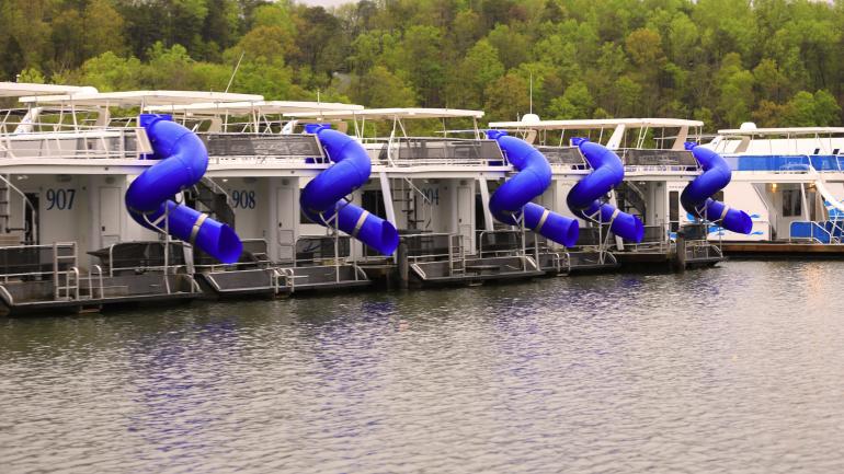 肯塔基州坎伯兰湖上供出租的豪华船屋