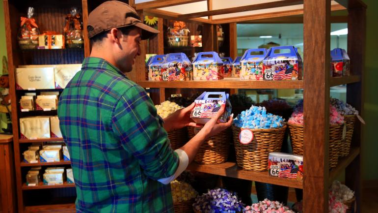 乔普林市中心的 Candy House Gourmet 糖果店的商品展示间