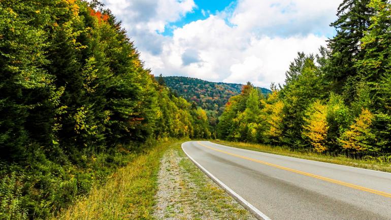 在夏秋更迭之际驾车通过西弗吉尼亚州的高地风景公路