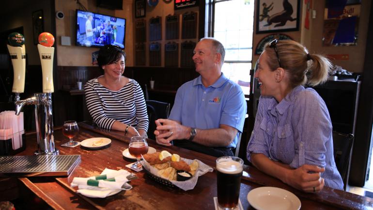 在纽波特与朋友外出用餐