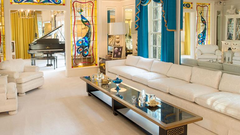 Elvis Presley's living room at Graceland, his mansion in Memphis, Tennessee Elvis Presley's living room at Graceland, his mansion in Memphis, Tennessee