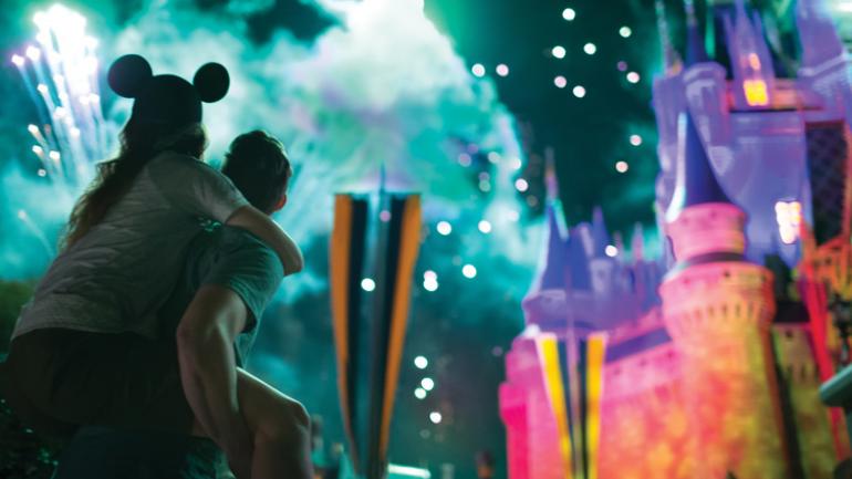 在华特迪士尼世界的灰姑娘城堡观看烟花表演 在华特迪士尼世界的灰姑娘城堡观看烟花表演