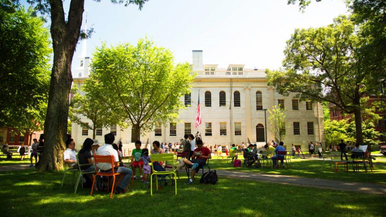 在波士顿的哈佛大学校区参加户外社交活动