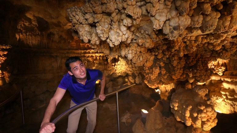 穿行于密苏里州梅勒梅克洞穴公园的地下隧道