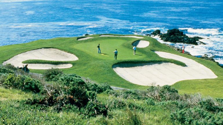 从圆石滩高尔夫球场欣赏太平洋美景