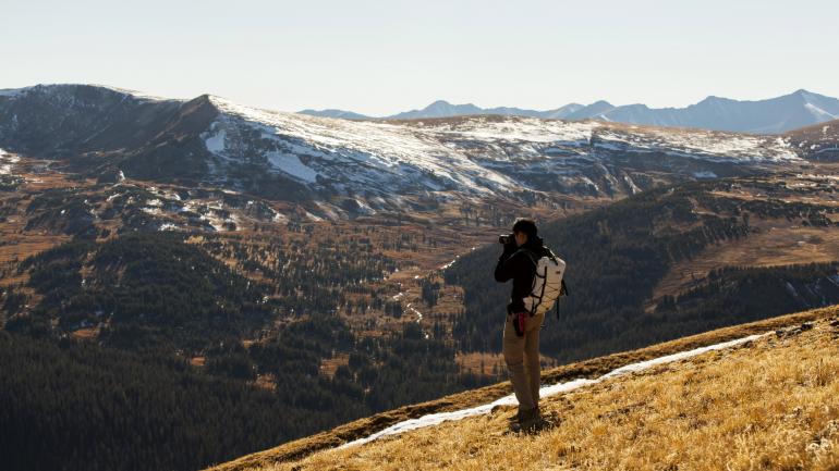 在科罗拉多州的落基山脉国家公园内欣赏迷人风景