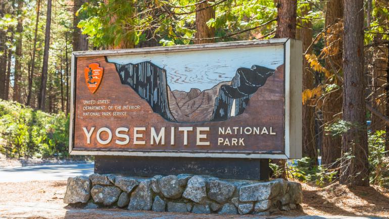 加利福尼亚州优胜美地国家公园内入口标志牌上的箭头形状