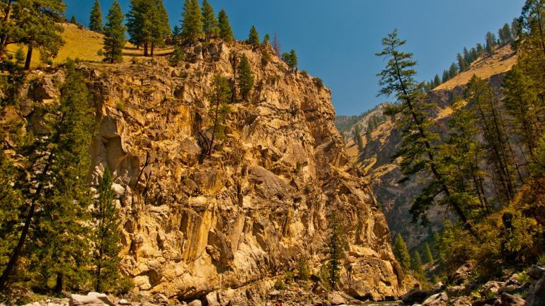 探索贯穿险峻峡谷的鲑鱼河中福克支流 探索贯穿险峻峡谷的鲑鱼河中福克支流