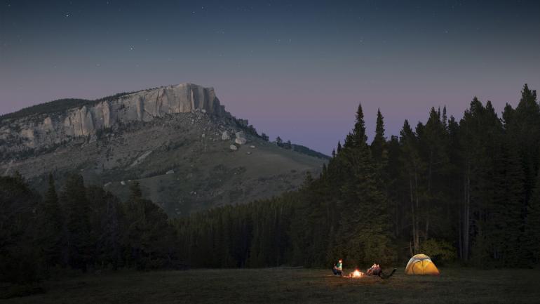 怀俄明州一群露营者围坐在火堆旁