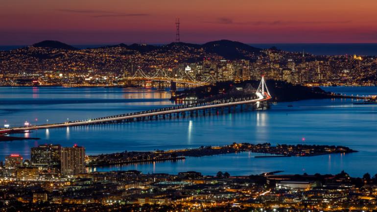 从伯克利山的格尼兹利峰欣赏旧金山湾区的迷人风光