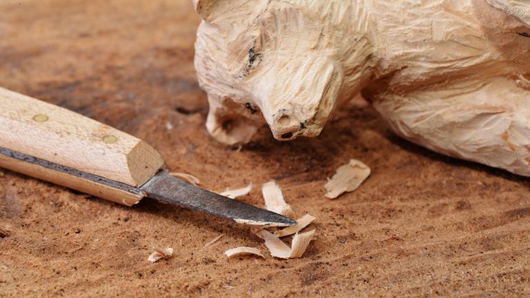 一个尚未完成的木雕熊所留下的木刨花