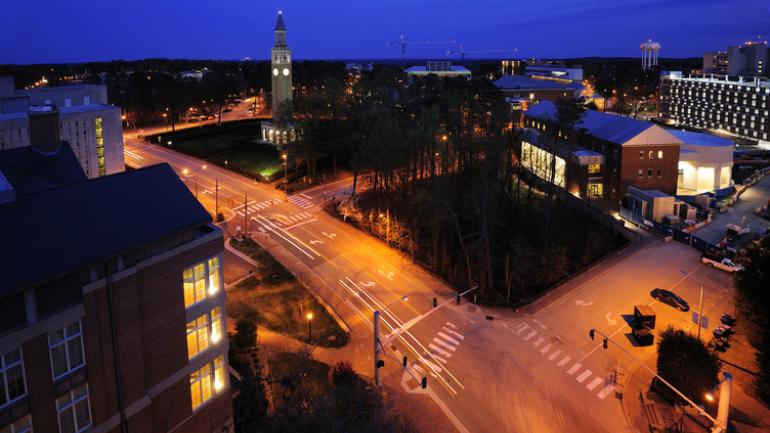 俯瞰北卡罗来纳大学教堂山校区的夜景