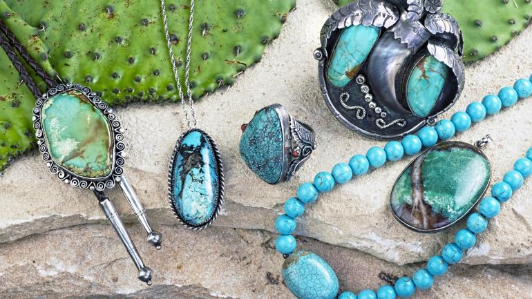 美国原住民艺术家手工制作的传统绿宝石首饰