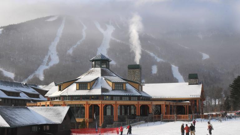 佛蒙特州乡间滑雪度假村酒店的冬日景象