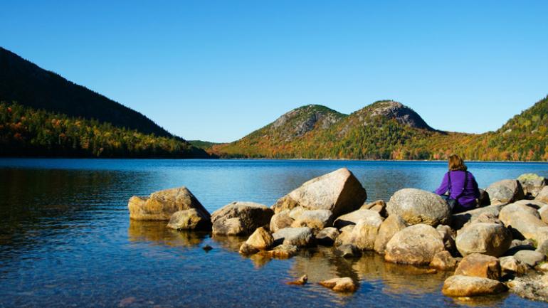 坐在阿卡迪亚国家公园的 Jordan Pond 湖边沉思 坐在阿卡迪亚国家公园的 Jordan Pond 湖边沉思