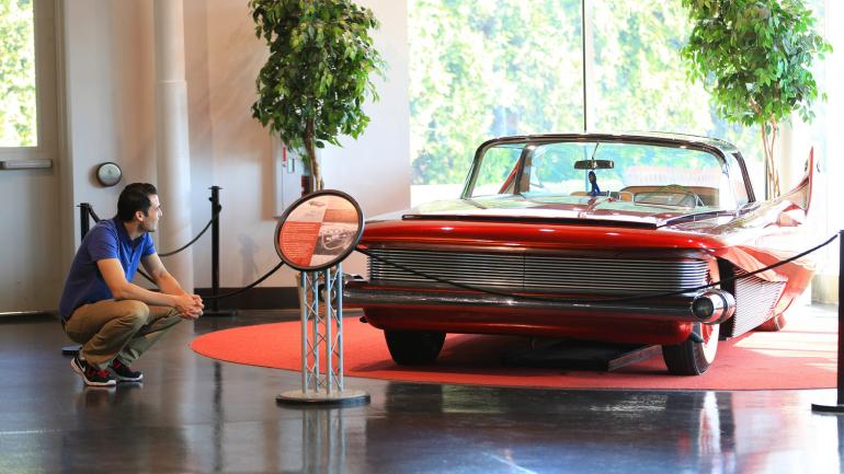 在圣路易斯的交通博物馆观察古董车上的细节