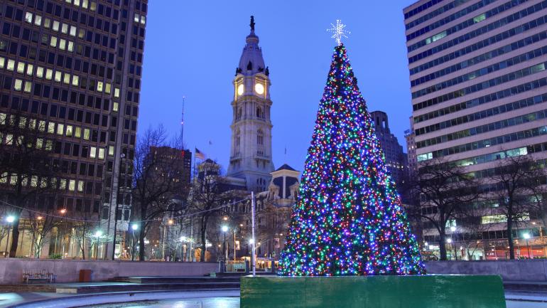 费城市中心挂满彩灯的圣诞树 费城市中心挂满彩灯的圣诞树