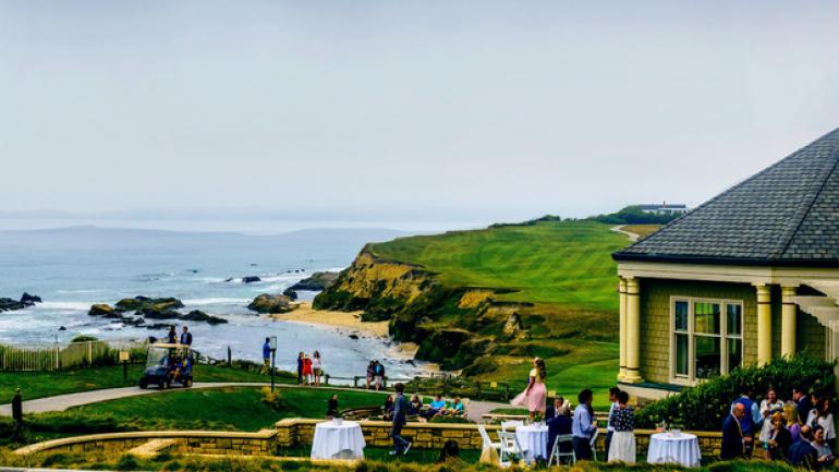 俯瞰太平洋和半月湾高尔夫球场的丽思卡尔顿酒店