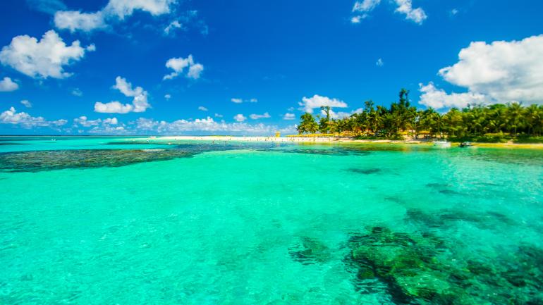 乘疾驰快艇驶向军舰岛 乘疾驰快艇驶向军舰岛