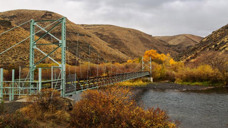 横跨雅基马河的人行吊桥 横跨雅基马河的人行吊桥