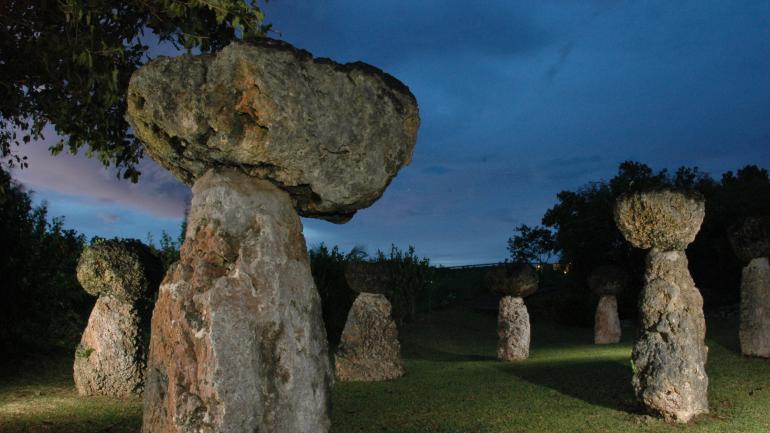 天宁岛的古老岩石房基 天宁岛的古老岩石房基
