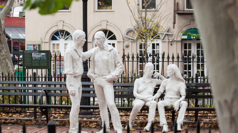 曼哈顿西村 (West Village of Manhattan) 克里斯托弗公园的同性恋解放纪念雕塑