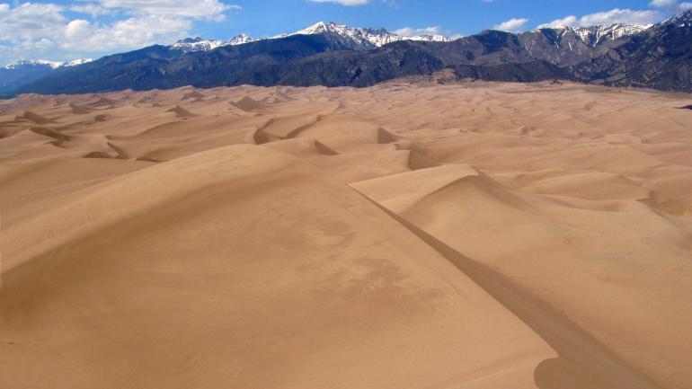 Star Dune 沙丘高 229 米,是大沙丘国家公园及保护区内最高的沙丘 Star Dune 沙丘高 229 米,是大沙丘国家公园及保护区内最高的沙丘