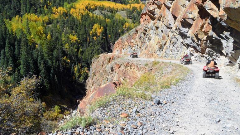 湖城周边小径上的 ATV 探险 湖城周边小径上的 ATV 探险