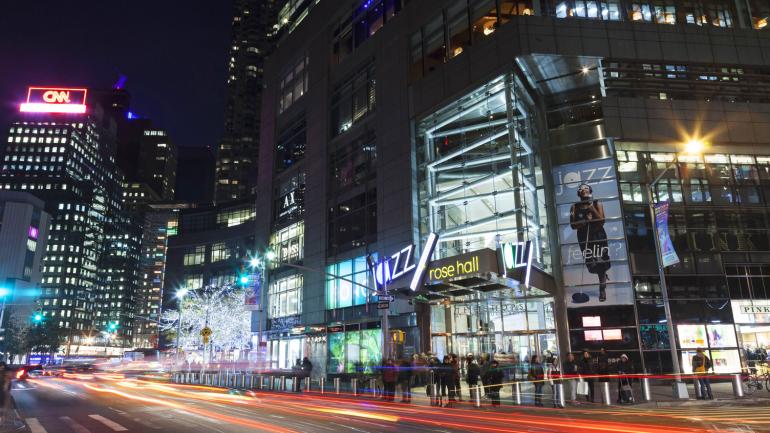 纽约市的霓虹灯照亮了林肯中心的爵士乐厅 纽约市的霓虹灯照亮了林肯中心的爵士乐厅