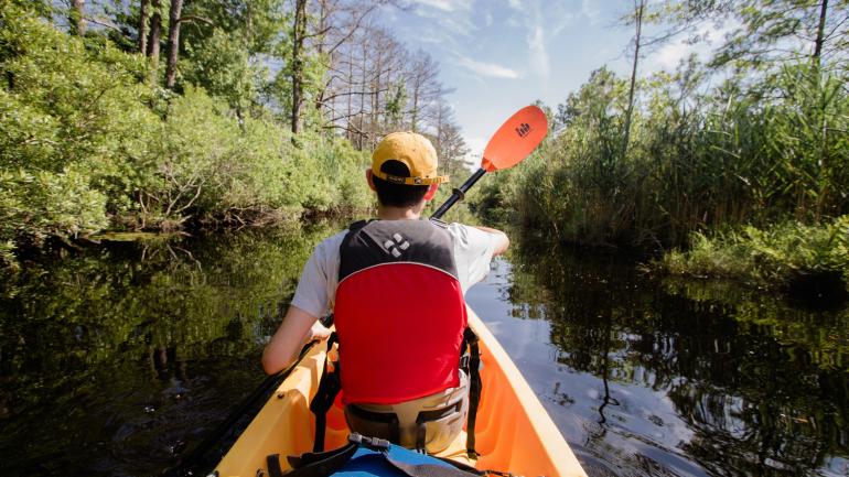 划皮艇穿过僻静的水道