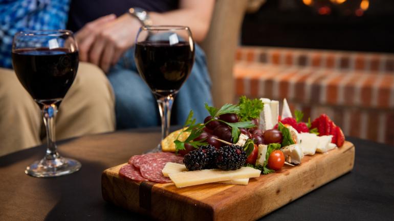 下午，在市中心的住宿加早餐旅馆 Jail Hill Inn 享用葡萄酒和奶酪