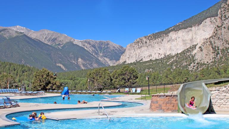 在科罗拉多州查菲县的Mt.Princeton Hot Springs Resort 度假村，全家其乐融融