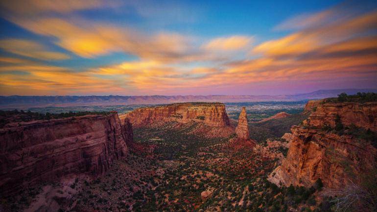 大章克申附近科罗拉多州国家纪念公园红色岩石上方的日出美景 大章克申附近科罗拉多州国家纪念公园红色岩石上方的日出美景