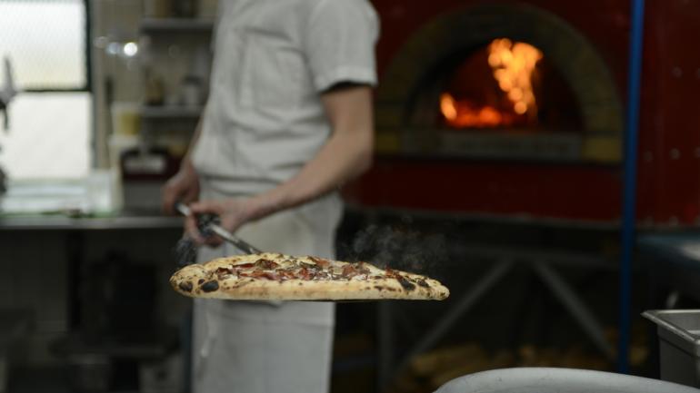 布鲁克林布什维克街区时尚餐厅 Roberta's 的木炭烤制披萨